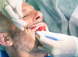 Especialista evaluando una regeneración ósea dental