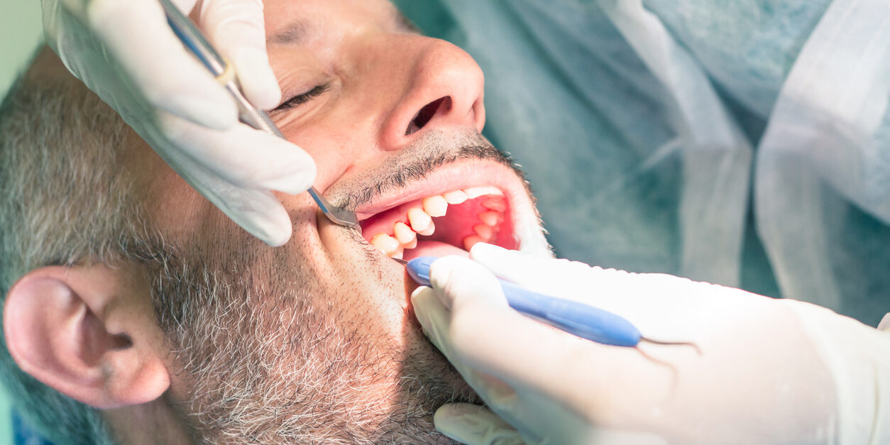 Especialista evaluando una regeneración ósea dental